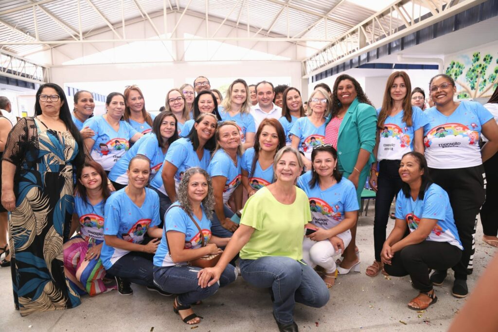 Equipe pedagógica e estrutura de sala de aula em Centro Municipal de Educação Infantil Angélica Costa Santos - Valparaíso de Goiás GO