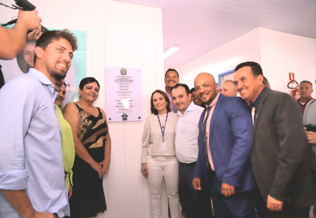 Placa de inauguração do CMEI Angélica Costa Santos
